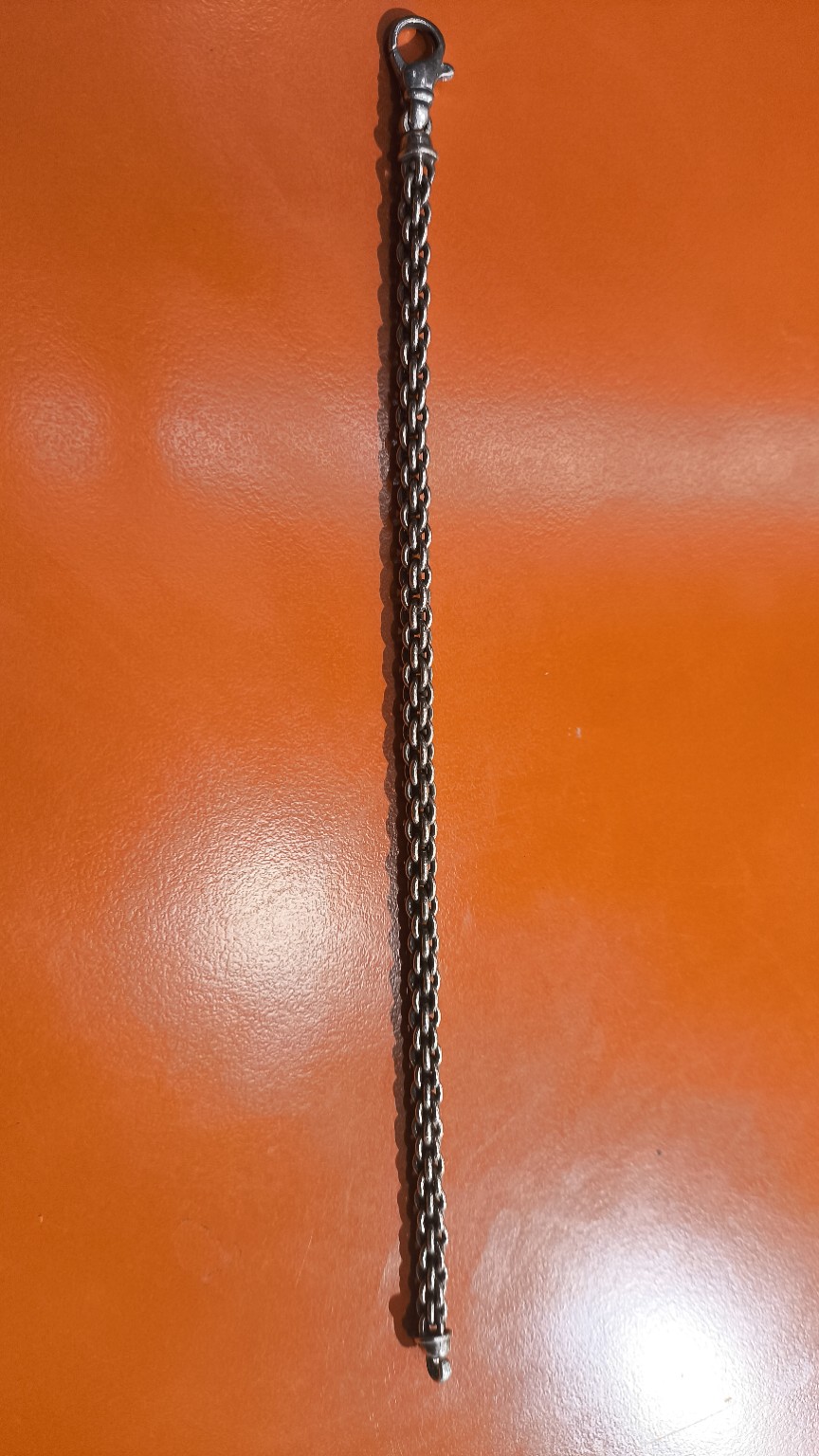 Brazalete extendido mostrando su construcción