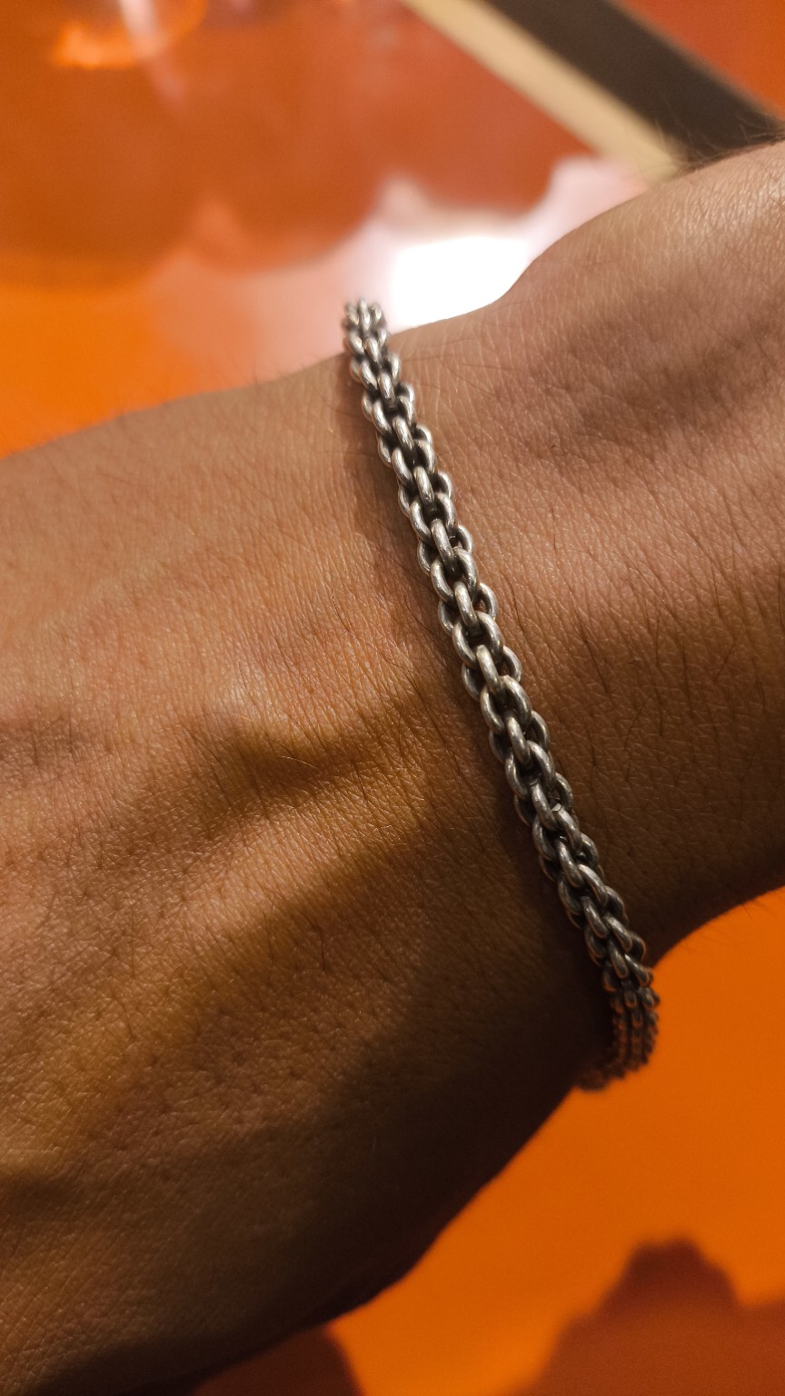 Detalle del brazalete colocado sobre la muñeca