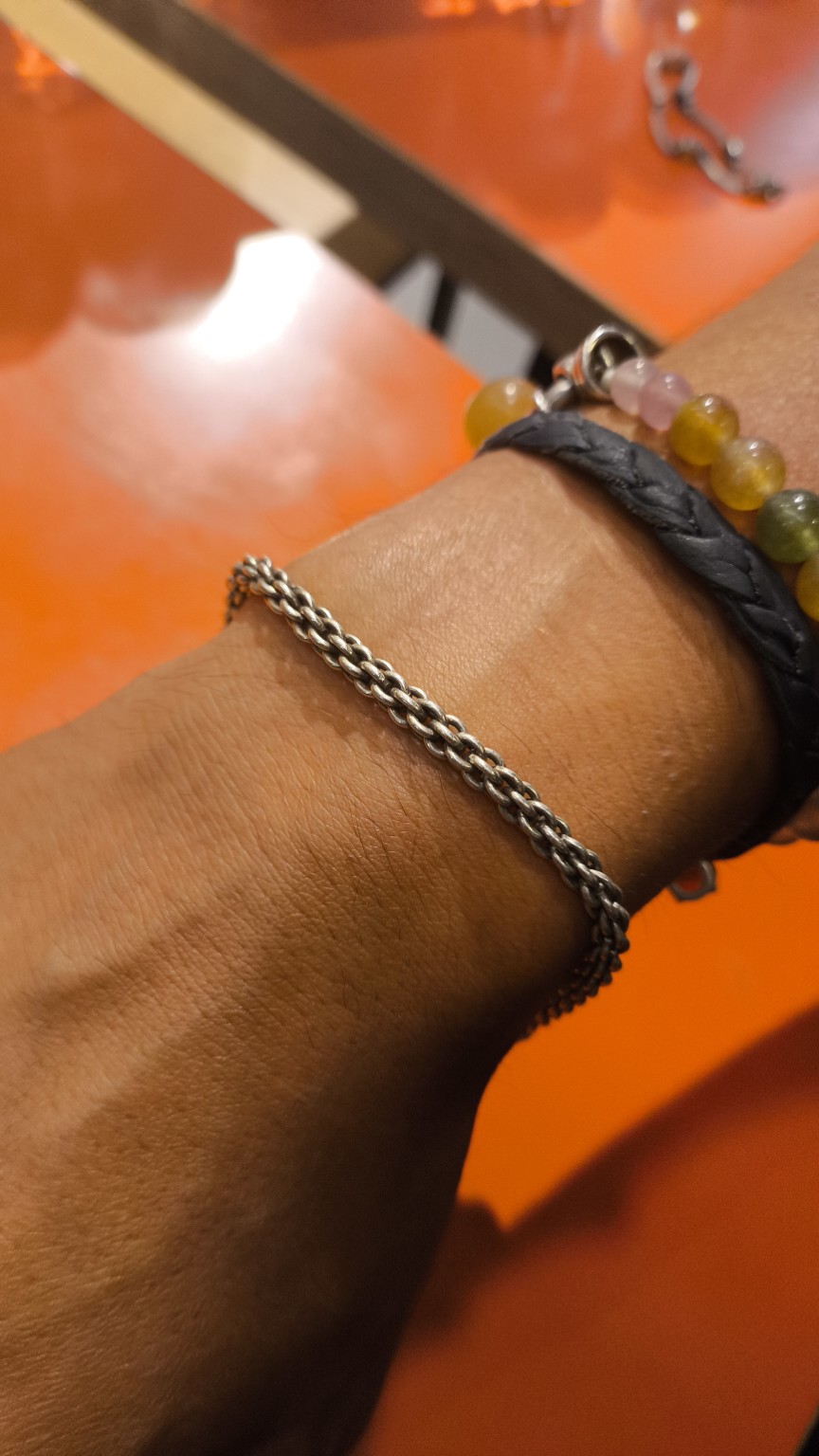 Vista del brazalete en la muñeca